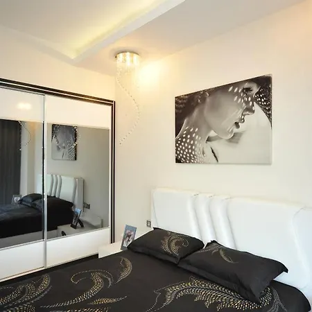 Azura Park Apartment *
